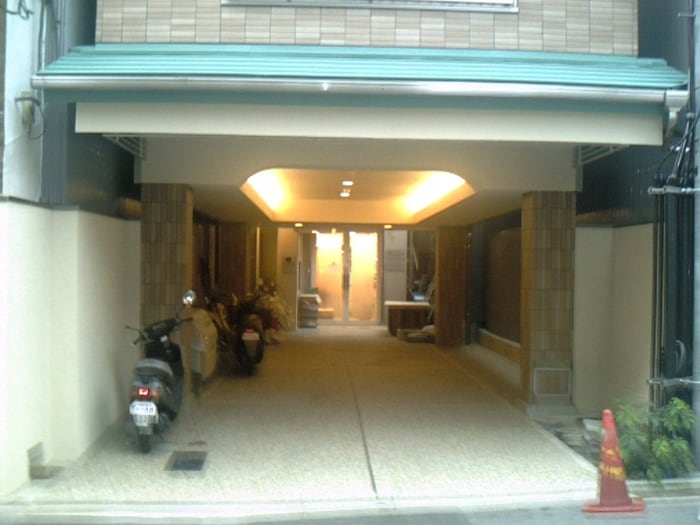 物件外観写真2　(エントランス部分)