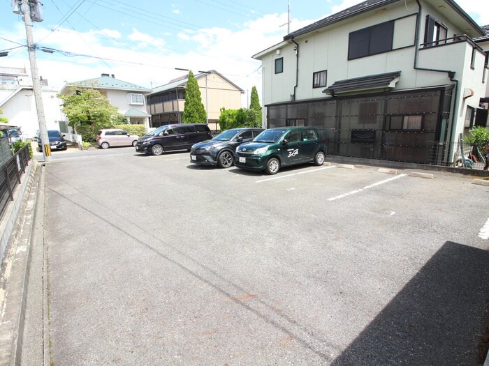 物件外観写真3　(駐車場)