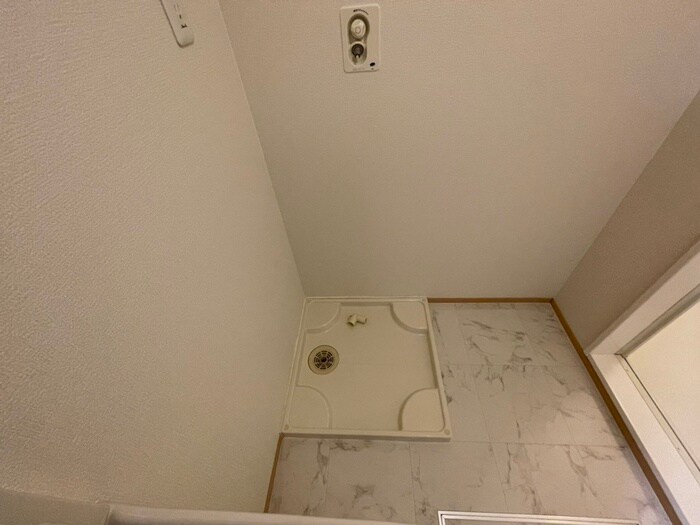 物件内観写真18　(洗濯機置場)