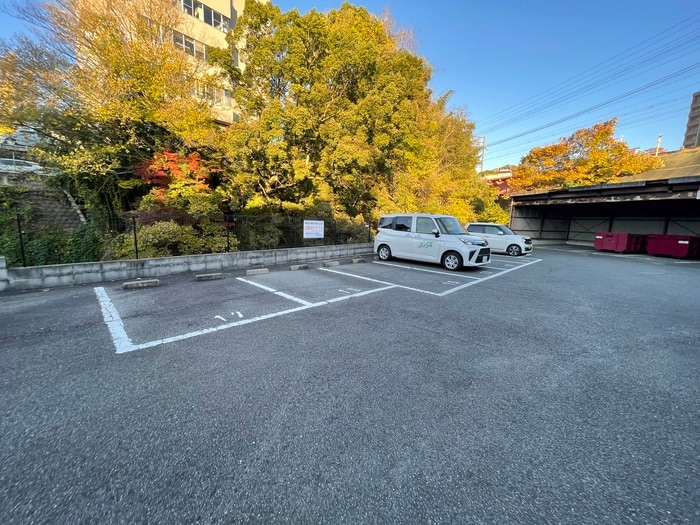 物件外観写真4　(駐車場)