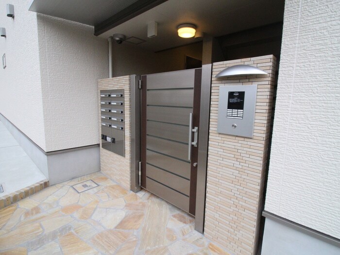 物件外観写真6　(エントランス部分)