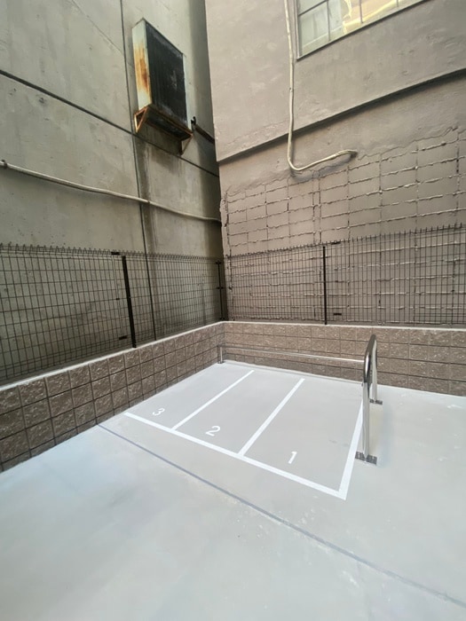 物件外観写真6　(バイク置き場)