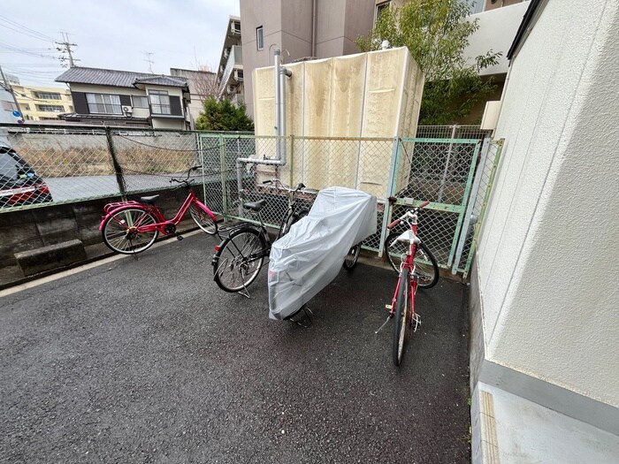 物件外観写真4　(駐輪場)