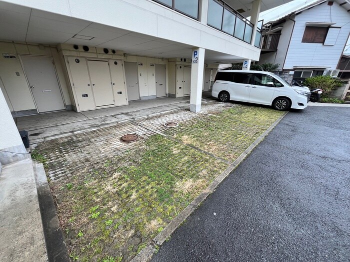 物件外観写真5　(駐車場)