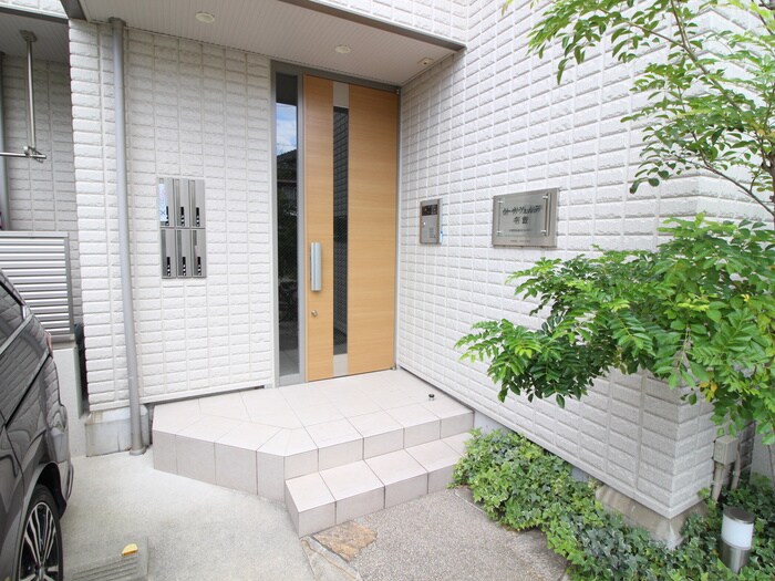 物件外観写真2　(エントランス部分)
