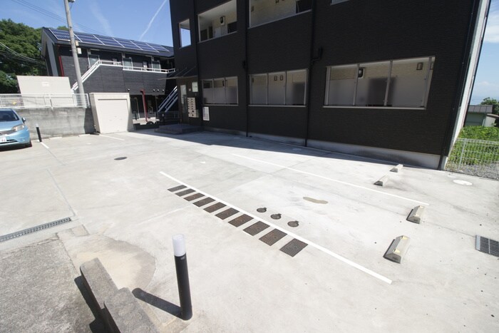 物件外観写真5　(駐車場)