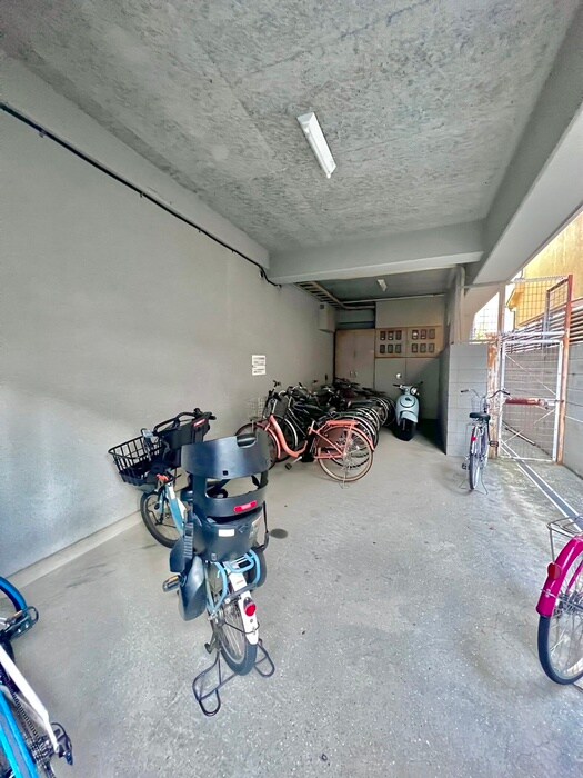 物件外観写真4　(駐輪場)