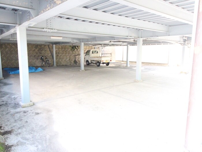 物件外観写真4　(駐車場)