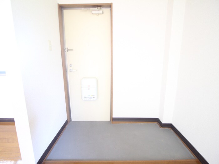 物件内観写真12　(玄関)