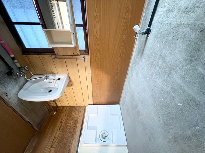 物件内観写真16　(洗濯機置場)