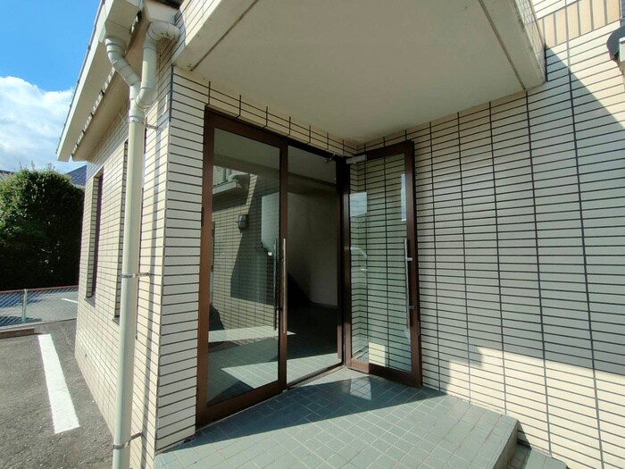 物件外観写真3　(エントランス部分)