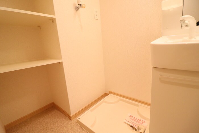 物件内観写真13　(洗濯機置場)