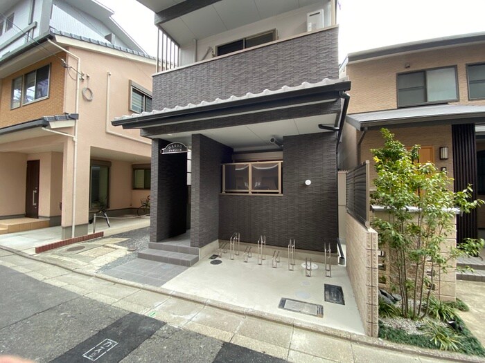 物件外観写真2　(エントランス部分)