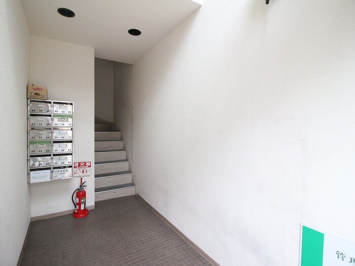 物件外観写真4　(エントランス部分)