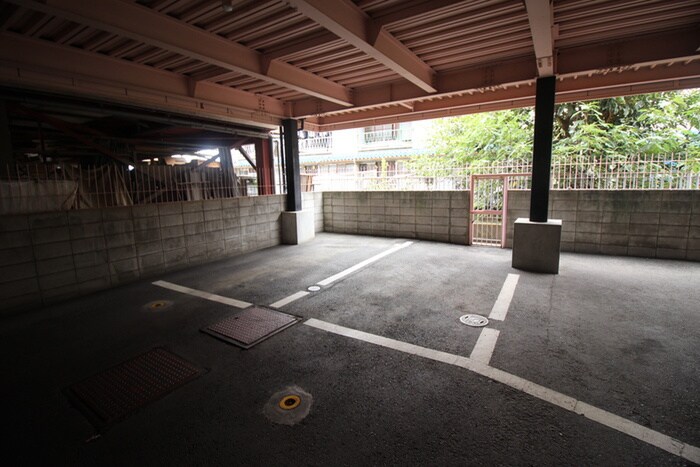 物件外観写真6　(駐車場)