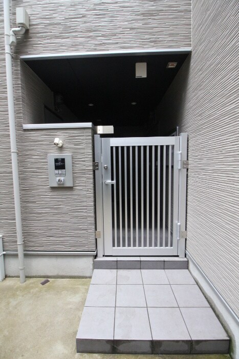 物件外観写真3　(エントランス部分)