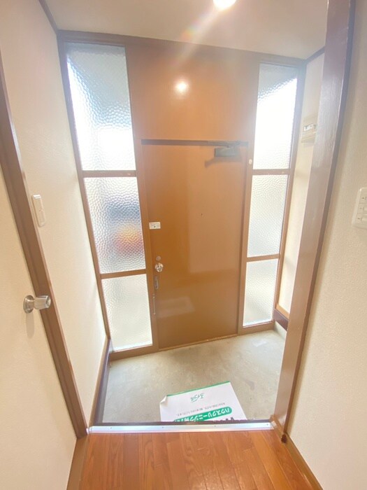 物件内観写真16　(玄関)