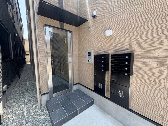 物件外観写真3　(エントランス部分)