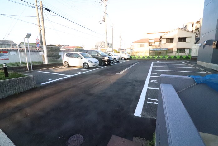 物件外観写真3　(駐車場)