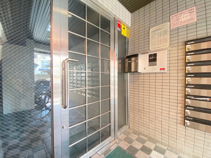 物件外観写真2　(エントランス部分)