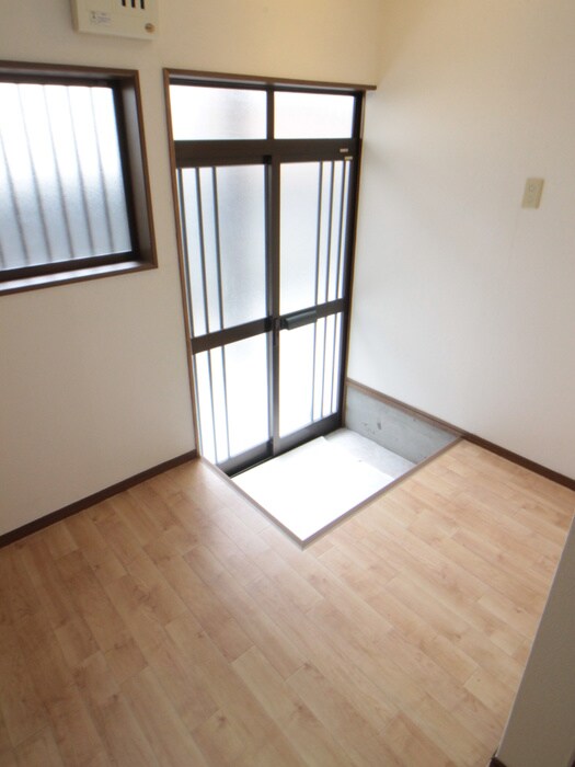 物件内観写真5　(玄関)