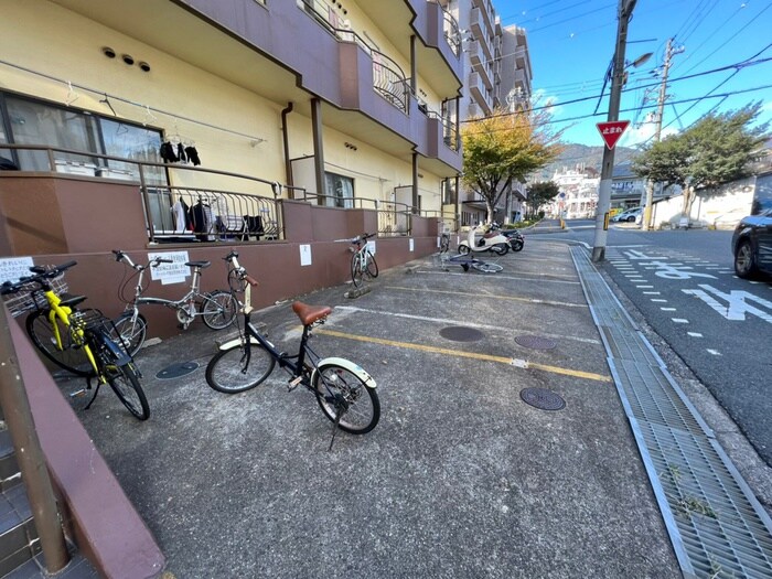 物件外観写真2　(駐輪場)