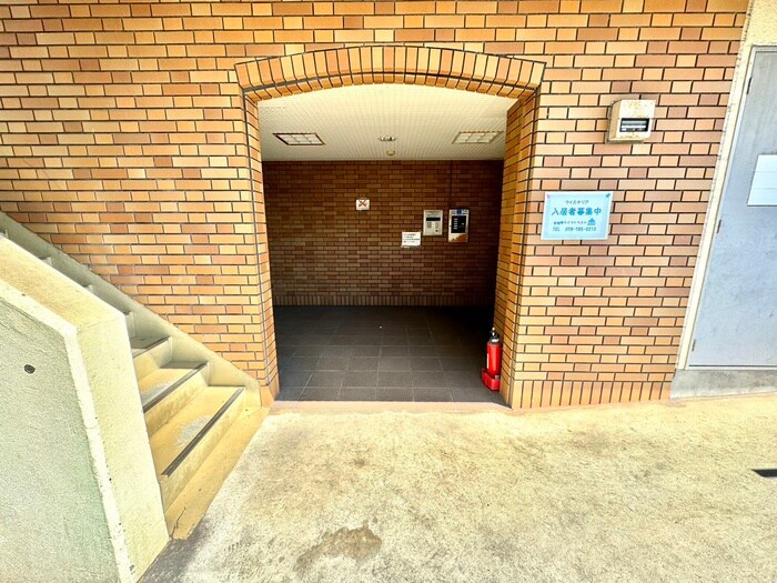 物件外観写真2　(エントランス部分)