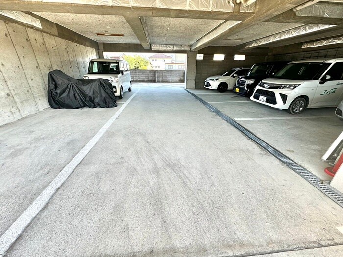 物件外観写真4　(駐車場)