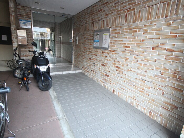 物件外観写真2　(エントランス部分)