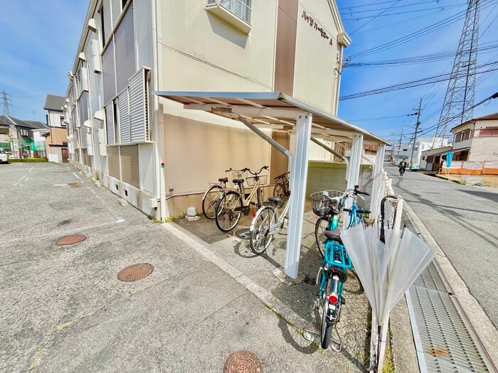 物件外観写真4　(駐輪場)