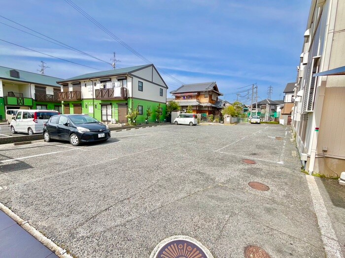 物件外観写真5　(駐車場)