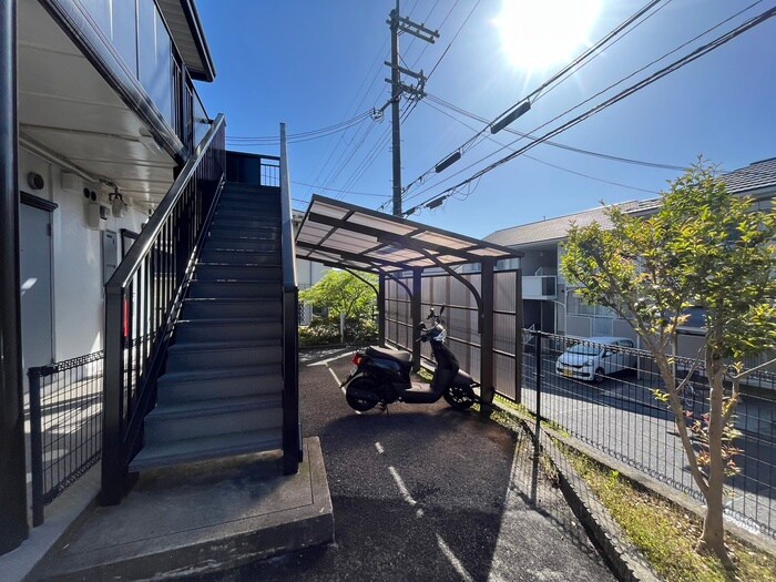 物件外観写真5　(バイク置き場)