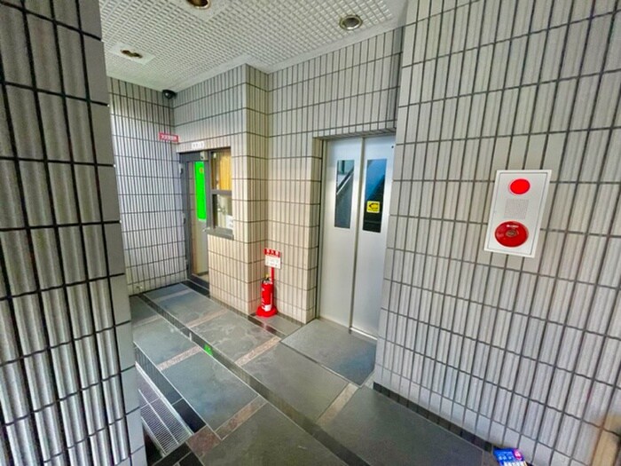 物件外観写真6　(エントランス部分)