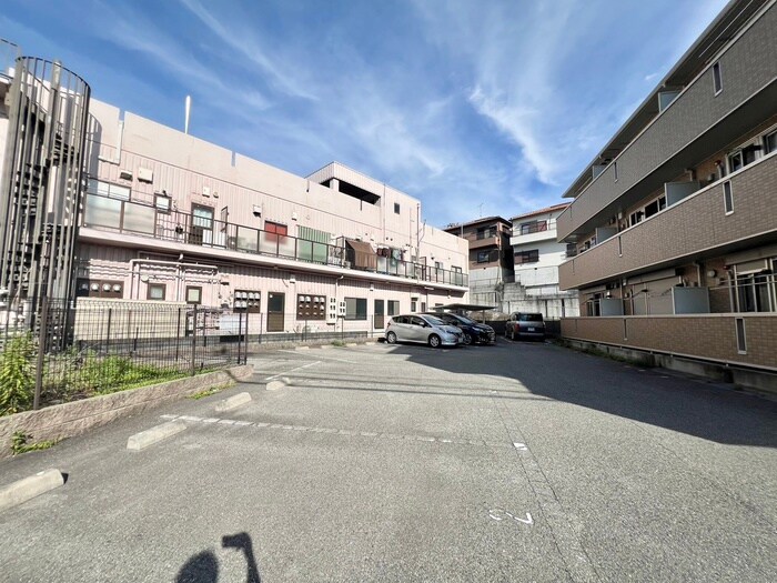 物件外観写真6　(駐車場)