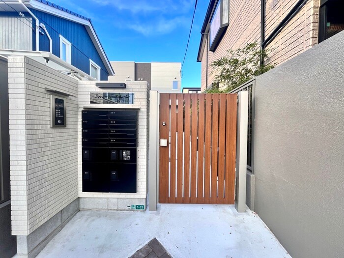 物件外観写真2　(エントランス部分)