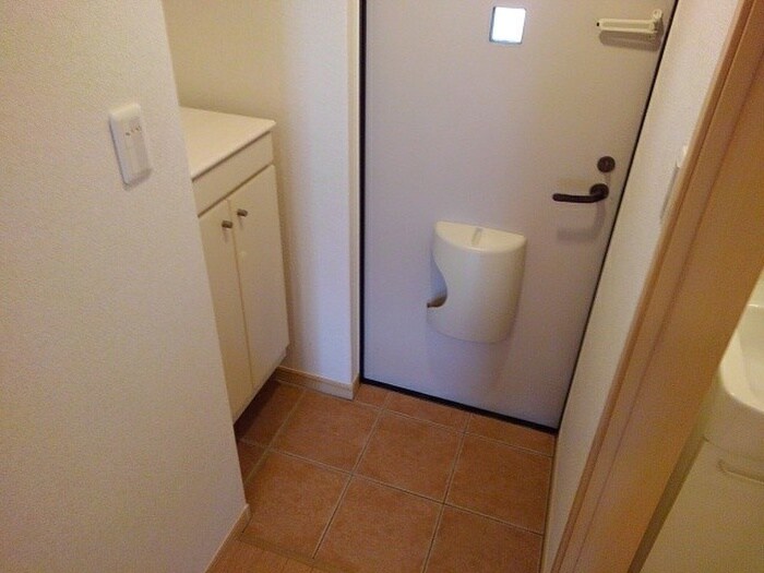 物件内観写真8　(玄関)