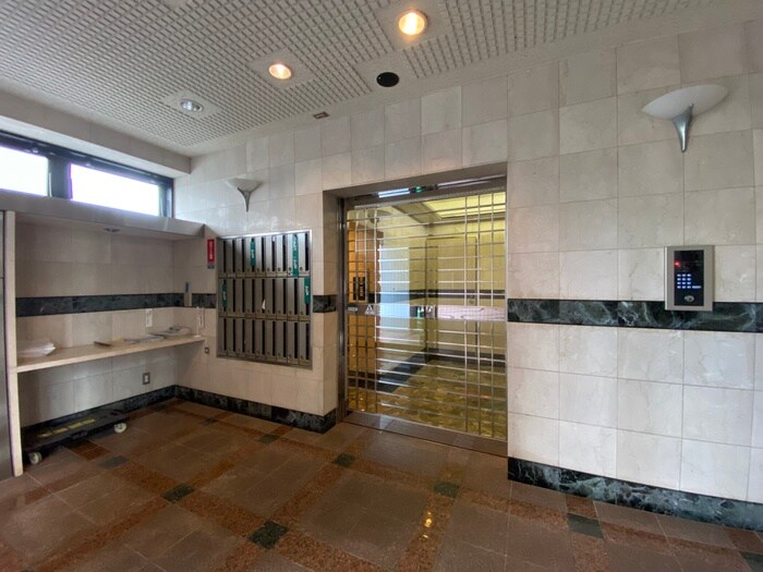 物件外観写真3　(エントランス部分)