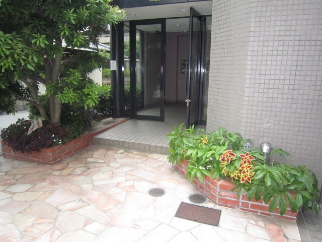 物件外観写真2　(エントランス部分)