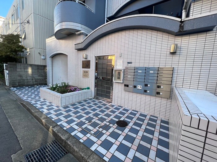 物件外観写真4　(エントランス部分)