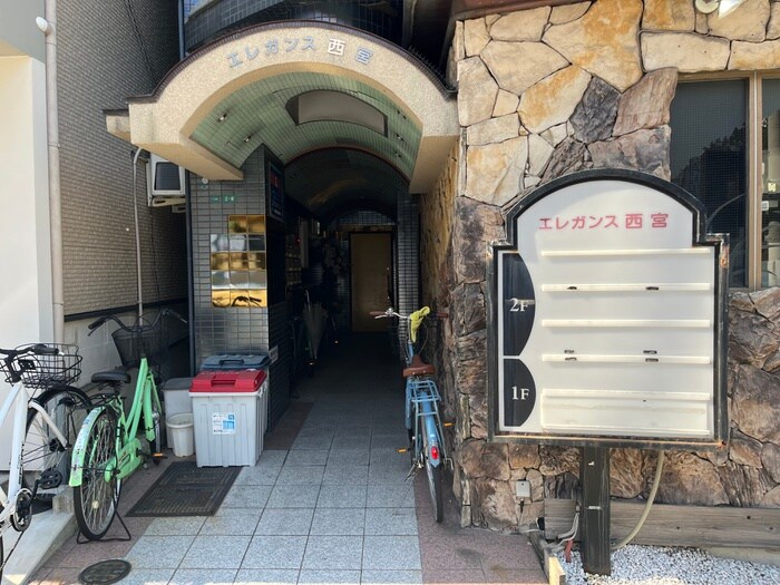 物件外観写真3　(エントランス部分)