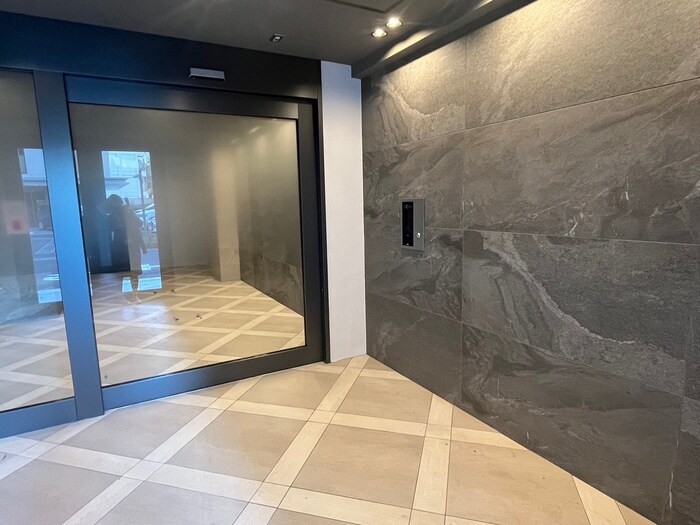 物件外観写真6　(エントランス部分)