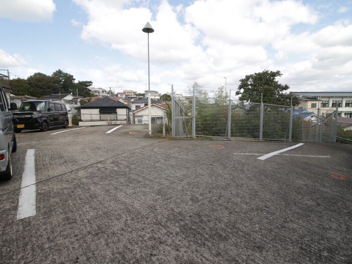 物件外観写真3　(駐車場)