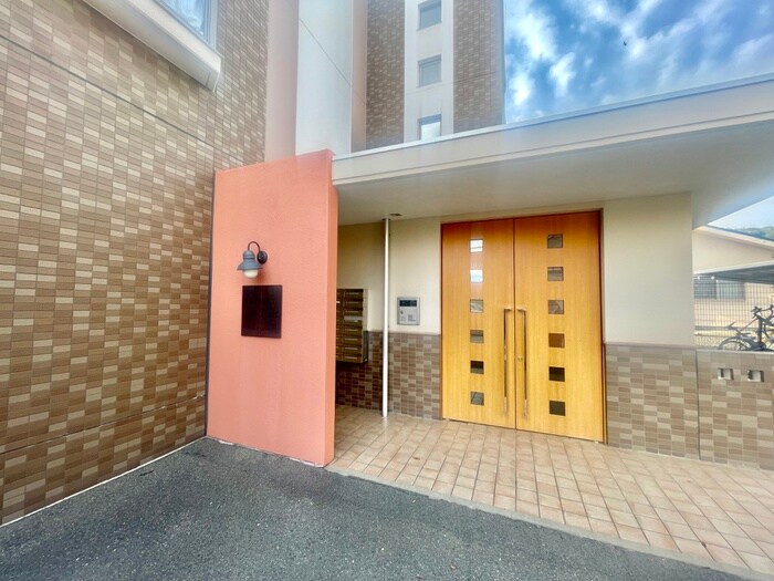 物件外観写真3　(エントランス部分)