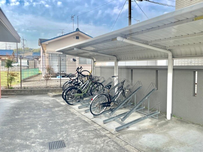 物件外観写真5　(駐輪場)