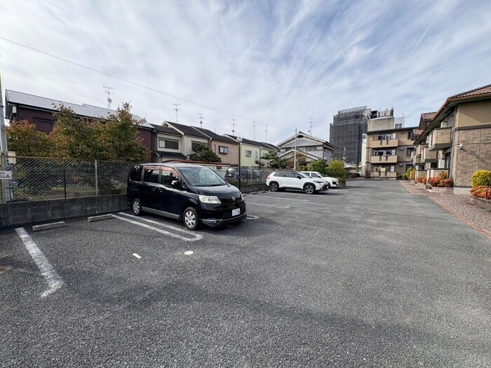 物件外観写真3　(駐車場)