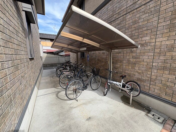 物件外観写真4　(駐輪場)