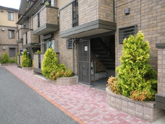 物件外観写真2　(エントランス部分)