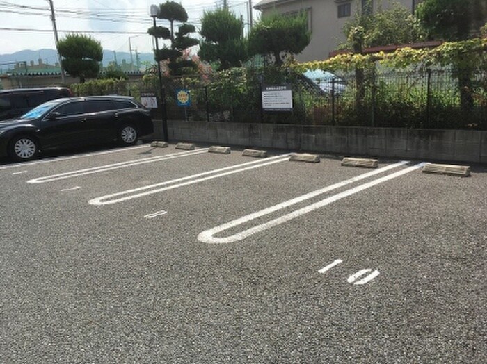 物件外観写真4　(駐車場)