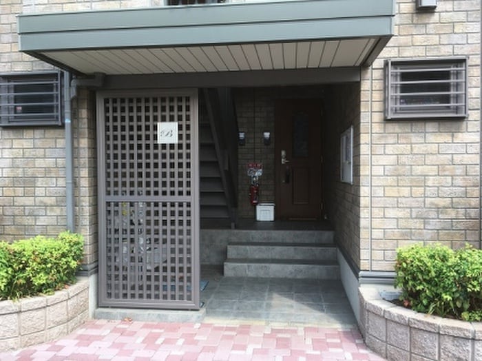 物件外観写真5　(エントランス部分)