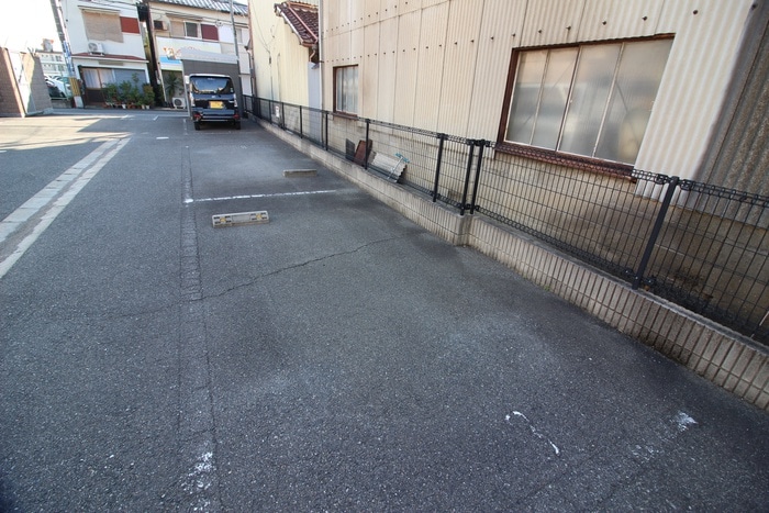 物件外観写真5　(駐車場)